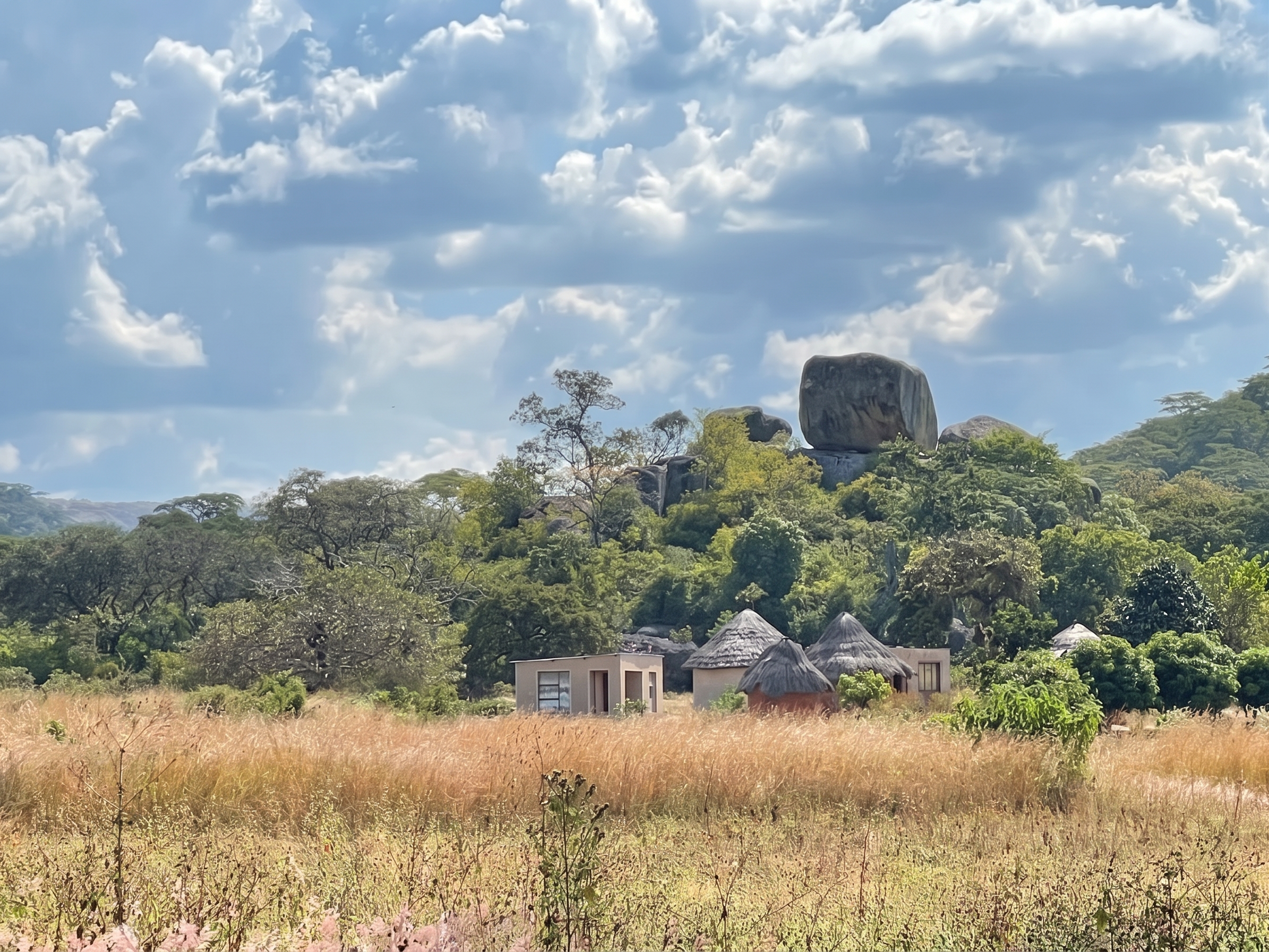 Rock caves and painted shelters near Chamavara
